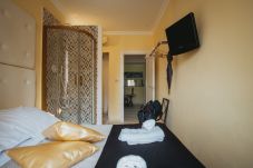 Rent by room in Rome - Suite gold deluxe  in via delle fontane